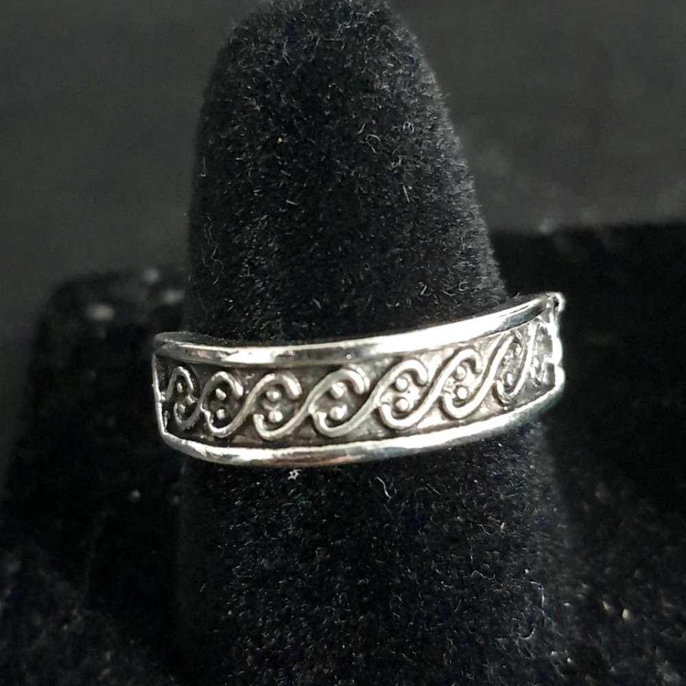 Elegant Silver Swirl Ring